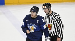 Fínsky hokejista Mikael Granlund dostáva trest do konca zápasu na MS 2024.