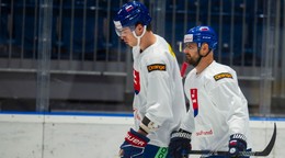 Juraj Slafkovský a Tomáš Tatar počas tréningu Slovenska pred MS v hokeji 2024.