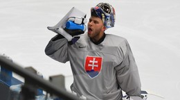 Slovenský brankár Samuel Hlavaj počas sobotňajšieho tréningu na  MS v hokeji 2024.
