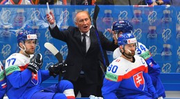 Tréner Craig Ramsay na slovenskej striedačke.
