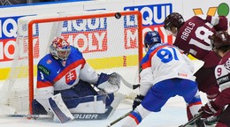 Brankár Samuel Hlavaj, Matúš Sukeľ a Rodrigo Abols v zápase Slovensko - Lotyšsko v skupine B na MS v hokeji 2024.