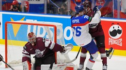 Brankár Kristers Gudlevskis, Martin Pospíšil a Karlis Cukste v zápase Slovensko - Lotyšsko v skupine B na MS v hokeji 2024.