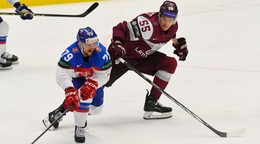 Libor Hudáček (vľavo) a Robert Mamcics počas zápasu Slovensko - Lotyšsko na MS v hokeji 2024.