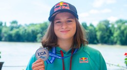 Zuzana Paňková so striebornou medailou z ME vo vodnom slalome 2024.