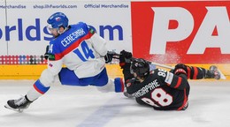 Peter Čerešňák a Andrew Mangiapane v zápase Slovensko - Kanada vo štvrťfinále MS v hokeji 2024.