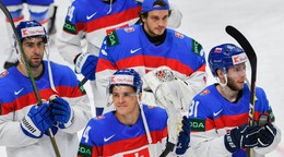 Slovenskí hokejisti po vypadnutí proti Kanade.