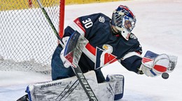 Denis Godla v bránke HC Slovan Bratislava.