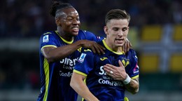 Slovenský futbalista v drese Hellasu Verona Tomáš Suslov (vpravo).