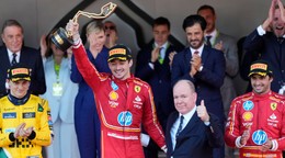 Charles Leclerc s cenou pre víťaza Veľkej ceny Monaka 2024, ktorú mu odovzdal monacké knieža Albert.