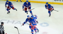 Hokejisti New Yorku Rangers sa tešia z rozhodujúceho gólu Barclaya Goodrowa. 