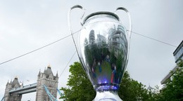 Obrovská replika trofeje Ligy majstrov vystavená v Londýne.