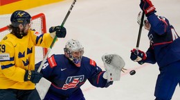 Alex Lyon a Linus Johansson v zápase Švédsko - USA na MS v hokeji 2024. 