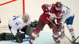 Kaspars Daugavinš (v strede) v zápase Lotyšsko - Francúzsko v skupine B na MS v hokeji 2024.