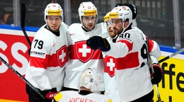 Nico Hischier (13) sa teší z gólu v zápase Rakúsko - Švajčiarsko na MS v hokeji 2024.