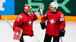 Leonardo Genoni oslavuje výhru v zápase Švajčiarsko - Česko na MS v hokeji 2024. 