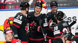 Hokejisti Kanady sa tešia z gólu Kaidena Guhleho (v strede) na MS v hokeji 2024.