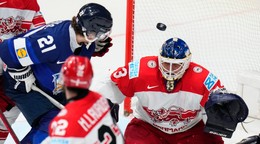 Patrik Puistola a Mathias Seldrup v zápase Dánsko - Fínsko na MS v hokeji 2024.