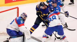 Isac Lundestrom a brankár Stanislav Škorvánek v zápase Slovensko - Švédsko v skupine B na MS v hokeji 2024.