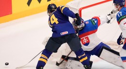Joel Erikson Ek a brankár Stanislav Škorvánek v zápase Slovensko - Švédsko v skupine B na MS v hokeji 2024.