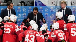 Patrick Fischer (v strede) je hlavným kormidelníkom švajčiarskej reprezentácie od roku 2015.