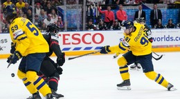 Carl Grundström (vpravo) strieľa gól v zápase Švédsko - Kanada v súboji o bronz na MS v hokeji 2024.
