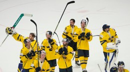 Švédski hokejisti oslavujú zisk bronzových medailí na MS v hokeji 2024.