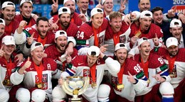 Českí hokejisti pózujú s trofejou po výhre na MS v hokeji 2024.