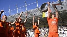 Hráč MFK Ružomberok Adam Tučný s trofejou pre víťaza Slovnaft Cupu.