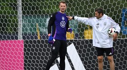 Manuel Neuer a tréner brankárov Andreas Kronenberg na tréningu nemeckej reprezentácie v rámci prípravy na EURO 2024.