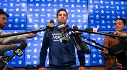John Tavares odpovedá na otázky novinárov po vypadnutí Toronta v 1. kole NHL.