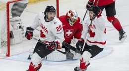 Hokejisti Kanady strieľajú gól do siete Švajčiarska.