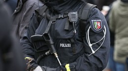 Na archívnej snímke policajti monitorujú príchod fanúšikov v Dortmunde.