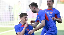 Tomáš Rigo (vľavo) sa so spoluhráčmi teší po strelenom góle v prípravnom zápase Slovensko - San Maríno.