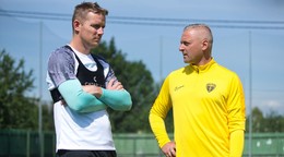 Zľava obranca Tomáš Hubočan a tréner Michal Ščasný.