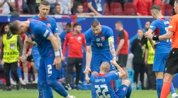 Na snímke sú slovenskí futbalisti po prehre s Ukrajinou na EURO 2024. 