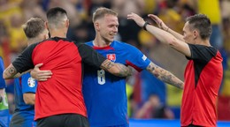 Zľava manažér tímu a asistent trénera Marek Hamšík, Ondrej Duda a asistent trénera Simone Bonomi sa tešia po postupe Slovenska do osemfinále EURO 2024.