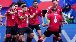 Georges Mikautadze sa so spoluhráčmi teší po strelenom góle v zápase Gruzínsko - Portugalsko v skupine F na EURO 2024.