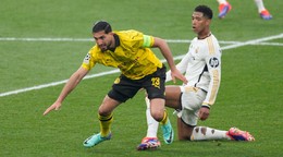 Emre Can (vľavo) a Jude Bellingham v zápase Borussia Dortmund - Real Madrid vo finále Ligy majstrov.