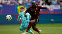 Romelu Lukaku proti slovenskému brankárovi Martinovi Dúbravkovi na ME 2024.