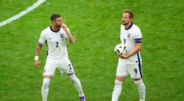 Kyle Walker a Harry Kane v zápase Slovensko - Anglicko v osemfinále EURO 2024.