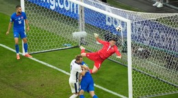 Harry Kane strieľa gól v zápase Slovensko - Anglicko v osemfinále EURO 2024.