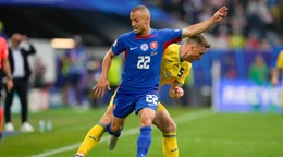 Stanislav Lobotka a Serhij Sydorčuk v súboji o loptu v zápase Slovensko - Ukrajina.