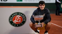 Carlos Alcaraz s trofejou z Roland Garros 2024.