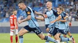Juraj Kucka sa so spoluhráčmi teší po strelenom góle v prvom zápase ŠK Slovan Bratislava - FC Struga v 1. predkole Ligy majstrov.