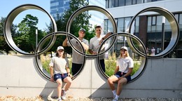 Slovenskí vodní slalomári v popredí zľava Zuzana Paňková, Eliška Mintálová a v pozadí zľava Jakub Grigar a Matej Beňuš pred odchodom na OH v Paríži. 