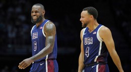 LeBron James (vľavo) a Stephen Curry.
