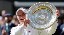 Barbora Krejčíková s trofejou po triumfe vo Wimbledone 2024.