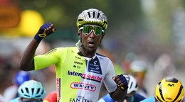 Eritrejský cyklista Biniam Girmay oslavuje v cieli po jeho víťazstve 3. etapy cyklistických pretekov Tour de France.