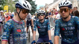 Jonas Vingegaard (v strede) a členovia tímu Visma-Lease a Bike.