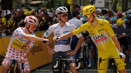 Zľava Jonas Abrahamsen, Tadej Pogačar a Remco Evenepoel na Tour de France 2024.